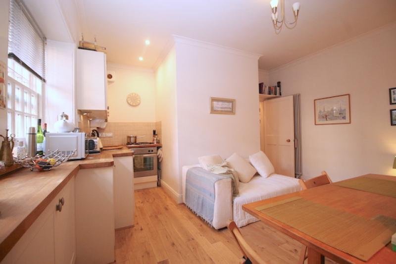 One bedroom property to let, Well Court, Dean Village